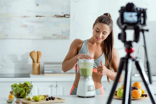 Foco Seletivo Menina Feliz Mostrando Polegar Perto Smoothie Liquidificador Câmera — Fotografia de Stock