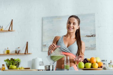 meyve yakın blender smoothie dökerken cam tutan neşeli kız seçici odak 