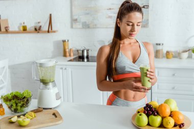 lezzetli smoothie ile cam tutan spor ile çekici kız seçici odak 
