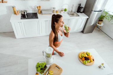lezzetli smoothie içme çekici kız havai görünümü 