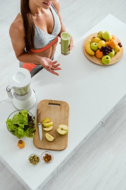 smoothie ile cam tutarken kadın gesturing havai görünümü 
