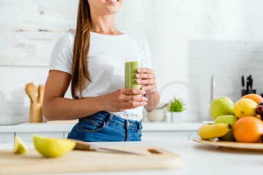 lezzetli smoothie ile cam tutan kız kırpılmış görünümü 