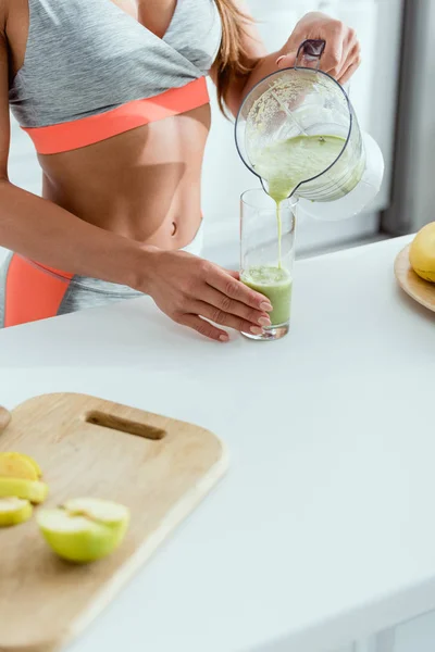 Vista Cortada Menina Segurando Vidro Enquanto Derramando Smoothie Liquidificador — Fotografia de Stock