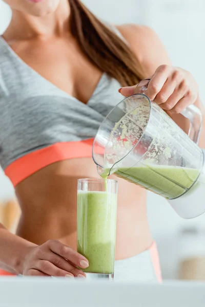 Cropped View Girl Sportswear Pouring Green Smoothie Glass — Stock Photo, Image