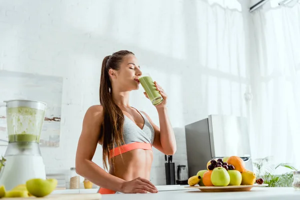 Vista Ángulo Bajo Chica Bebiendo Batido Fresco Verde —  Fotos de Stock