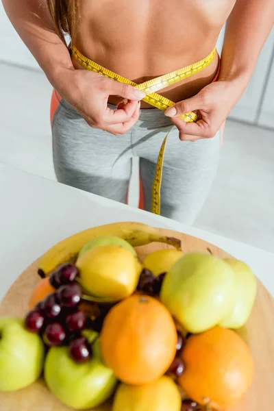 Vista Cortada Mulher Segurando Fita Métrica Medir Cintura Perto Frutas — Fotografia de Stock