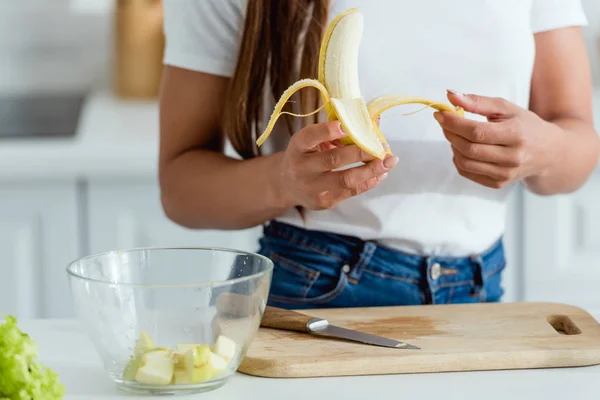 Vista Recortada Mujer Pelando Plátano Cerca Tabla Cortar — Foto de Stock