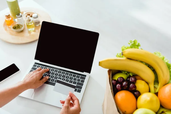 Vista Cortada Mulher Segurando Cartão Crédito Perto Laptop Smartphone — Fotografia de Stock