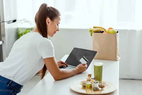 Selective Focus Happy Girl Holding Credit Card Laptop Groceries — Stock Photo, Image