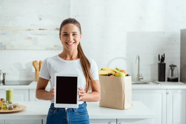 Chica Feliz Sosteniendo Tableta Digital Con Pantalla Blanco Cerca Comestibles — Foto de Stock