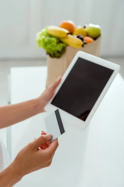 Boş Ekran Kredi Kartı Ile Dijital Tablet Tutan Kız Kırpılmış — Stok fotoğraf