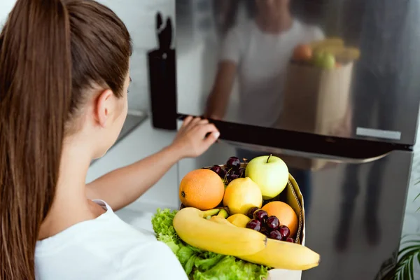 Selectieve Focus Van Vrouw Opening Koelkast Het Houden Van Boodschappen — Stockfoto