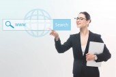 Lächelnde Geschäftsfrau zeigt mit dem Finger auf Suchfeld-Abbildung auf grauem Hintergrund