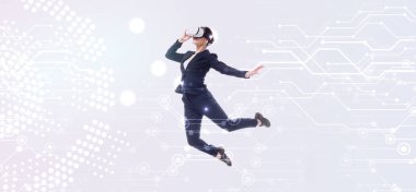 soyut siber uzay illüstrasyon ile gri arka plan üzerinde levitating sanal gerçeklik kulaklık iş kadını panoramik çekim