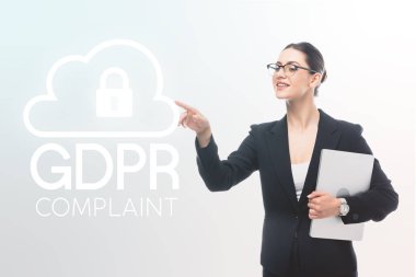 dizüstü bilgisayar tutan çekici iş kadını ve gri arka plan üzerinde gdpr uyumlu güvenlik kilidi simgesi parmak ile işaret