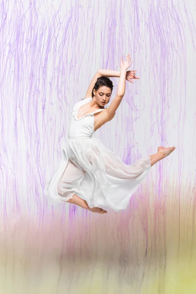 Atraktivní Baletka Bílých Šatech Šedém Pozadí Pestrými Skvrny — Stock fotografie
