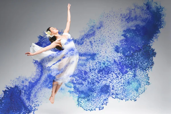 Молодая Балерина Белом Платье Танцует Синей Краске Брызги Сером Фоне — стоковое фото