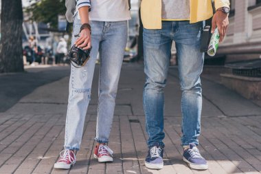 Dijital kamera ve harita ile kot pantolon turistlerin Kısmi görünümü