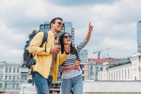 Femme Pointant Doigt Regardant Loin Près Souriant Ami Racial Avec — Photo