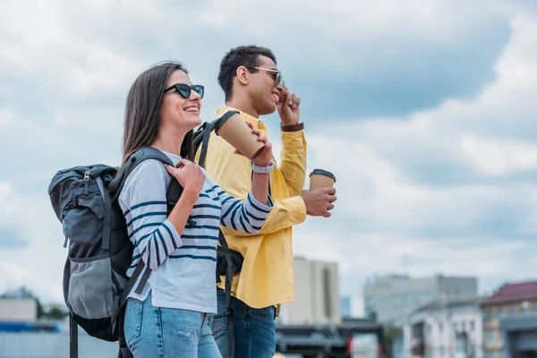 Vista Lateral Mujer Sonriente Con Taza Papel Mochila Cerca Amigo — Foto de Stock