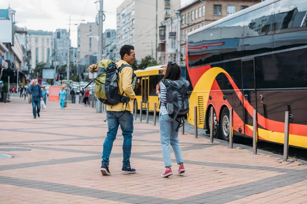 Widok Powrotem Podróżnych Plecaki Pobliżu Autobusu Podróżnego — Zdjęcie stockowe