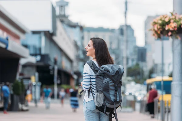 Vista Posteriore Della Donna Con Zaino Che Cammina Sulla Strada — Foto Stock