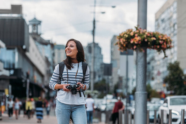 Mujer Sonriente Con Cámara Digital Mirando Hacia Otro Lado Con — Foto de Stock