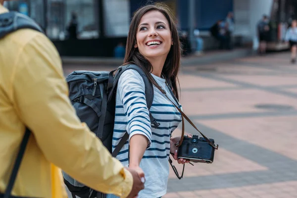 Kobieta Aparatem Cyfrowym Plecak Trzyma Rękę Przyjaciela — Zdjęcie stockowe