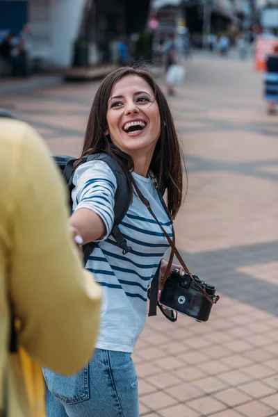 Жінка Мандрівник Цифровою Камерою Рюкзаком Тримає Руку Посміхається — стокове фото