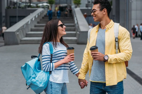 Hombre Racial Gafas Sol Mujer Con Taza Papel Tomados Mano — Foto de Stock