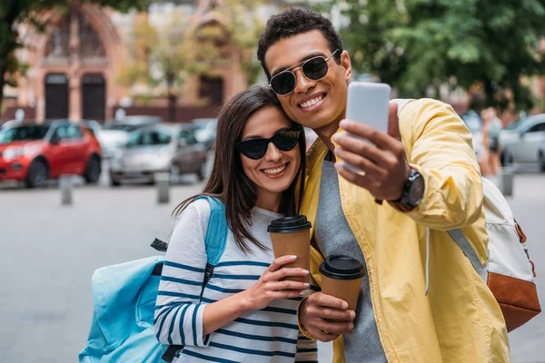 Hombre Racial Tomando Selfie Con Mujer Sosteniendo Taza Papel — Foto de Stock