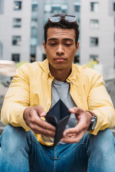 Selective Focus Upset Mixed Race Man Holding Empty Wallet — Stock Photo, Image