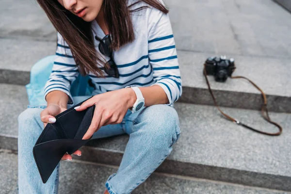 Vista Recortada Joven Mujer Sosteniendo Cartera Vacía Fuera — Foto de Stock