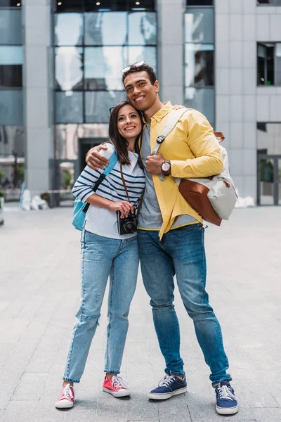 Glücklich Gemischte Rasse Mann Umarmt Fröhliches Mädchen Der Nähe Gebäude — Stockfoto