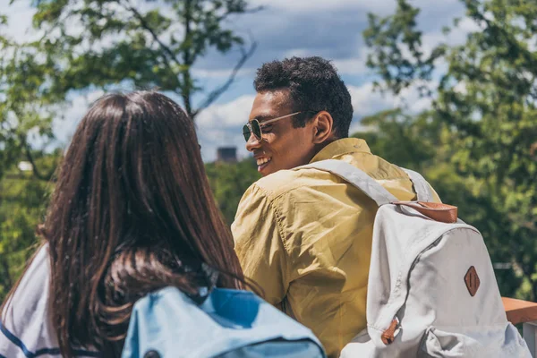 Feliz Mixto Raza Hombre Gafas Sol Mirando Chica — Foto de Stock