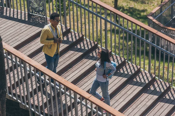 Amigos Multiculturales Felices Caminando Con Mochilas Las Escaleras —  Fotos de Stock