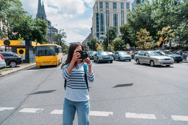 Jeune Femme Prenant Des Photos Tout Tenant Dans Rue Avec — Photo