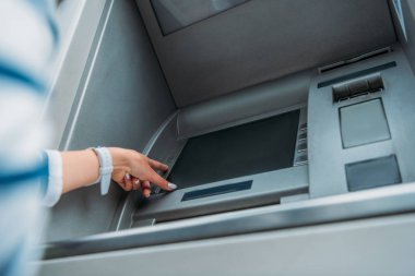 atm makinesinde düğmeye basan kadının düşük açılı görünümü 