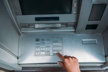atm makinede düğmeye basarak kadın üst görünümü 