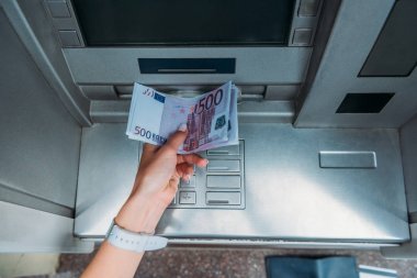 atm makineden para alan kadın üst görünümü 