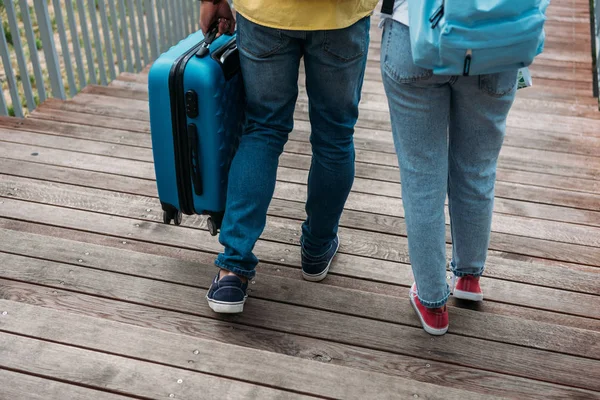Vista Cortada Homem Multicultural Mulher Andando Com Bagagem Azul — Fotografia de Stock