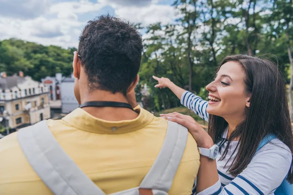 Enfoque Selectivo Chica Feliz Señalando Con Dedo Mirando Hombre Racial — Foto de Stock