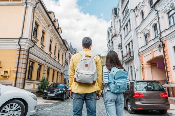 Vista Posteriore Razza Mista Uomo Ragazza Piedi Sulla Strada Vicino — Foto Stock