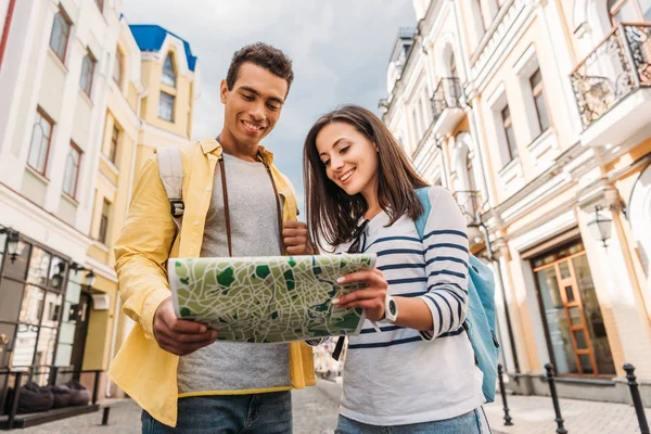 Låg Vinkel Bild Glada Mixed Race Man Håller Karta Nära — Stockfoto