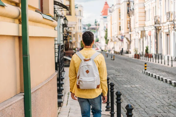 Vista Trasera Del Hombre Racial Caminando Por Calle Ciudad — Foto de Stock