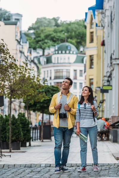 Feliz Mujer Pie Con Alegre Racial Hombre Calle Cerca Los — Foto de Stock