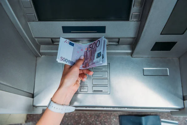 Frau Nimmt Geld Aus Geldautomat — Stockfoto