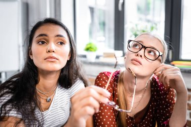 çekici ve çok ırklı öğrencilerin seçici odak daire de uzağa bakıyor 