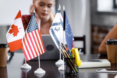 Amerika, Kanada, Avrupa Birliği ve İsrail bayraklarının seçici odak noktası 