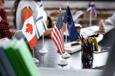 Amerika, Kanada, Avrupa Birliği ve İsrail bayraklarının seçici odak noktası 